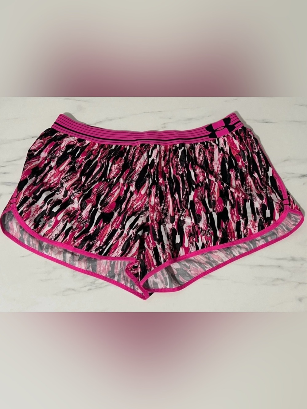 L Womens UNDER ARMOUR HeatGear Perfect Pace Running Shorts Pink Black Printed